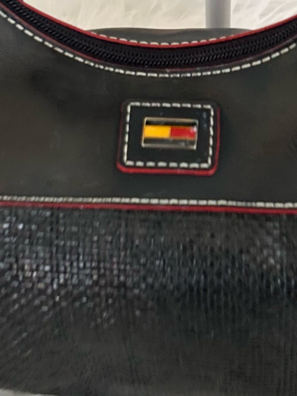 Vintage Y2K Tommy Hilfiger Black Shoulder Baguette Bag Red Trim Logo Purse - Picture 6 of 11